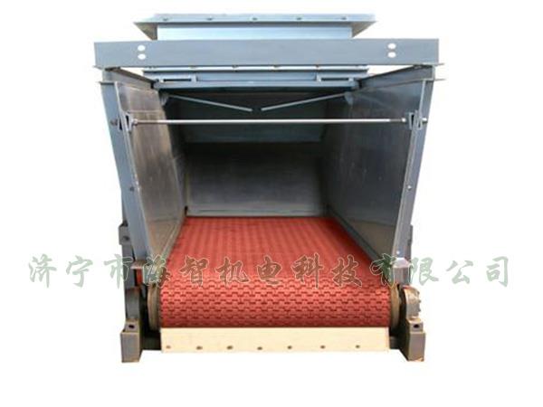 防腐蝕帶式（甲帶）給料機(jī)采用了防打滑膠帶，防止在物料輸送過(guò)程中造成撒料后果